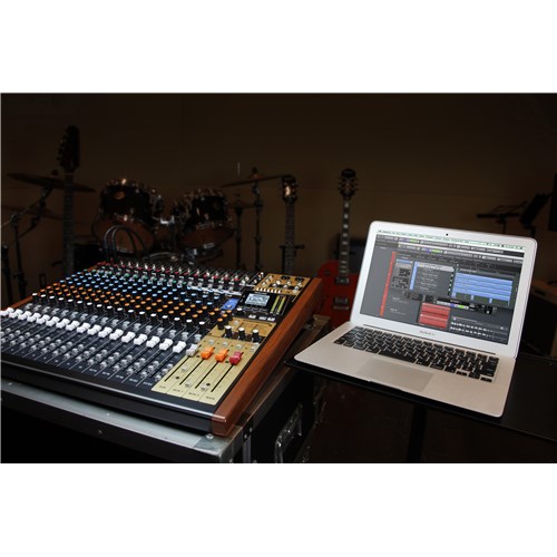 Model_24_s_withMac_IMG_0020