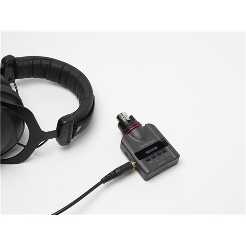 dr-10x_w_headphone