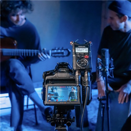dr-40xp_w_professional_audio_that_elevates_your_video